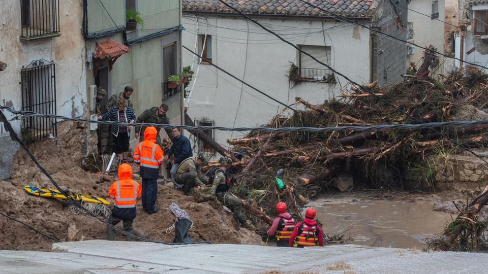 Mehrere spanische Regionen müssen gerade mit enormen Schäden und Toten nach heftigen Unwettern kämpfen. Das Land wurde von großen Regen- und Hagelmengen überschwemmt.