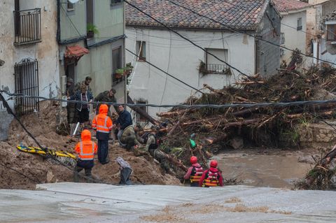 Mehrere spanische Regionen müssen gerade mit enormen Schäden und Toten nach heftigen Unwettern kämpfen. Das Land wurde von großen Regen- und Hagelmengen überschwemmt.