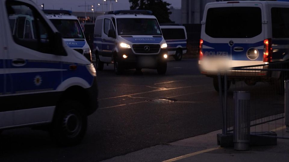 Mehrere Einsatzwagen stehen schon in den frühen Morgen Stunden am Flughafen