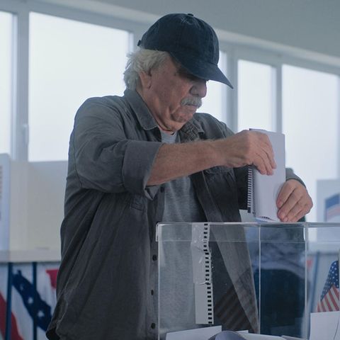 Countdown zum 5. November: Hier gibt ein Mann in einer Wahlkabine ihre Stimme ab