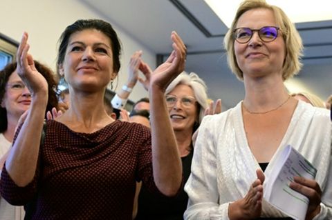 Sahra Wagenknecht und Katja Wolf am Wahlabend in Erfurt
