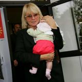 Erna Klum mit Baby Lena Klum auf dem Arm in 2004