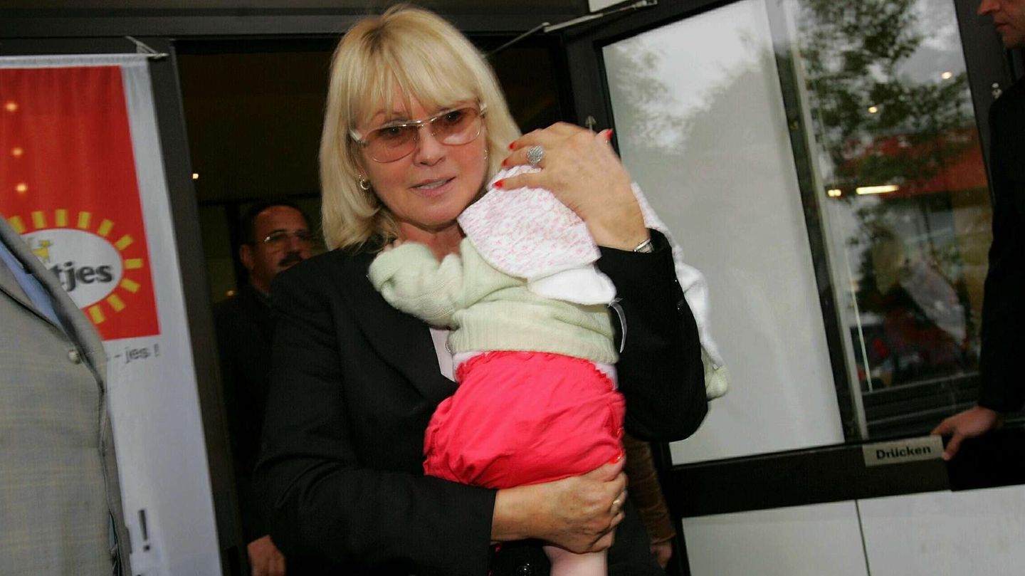 Erna Klum mit Baby Lena Klum auf dem Arm in 2004