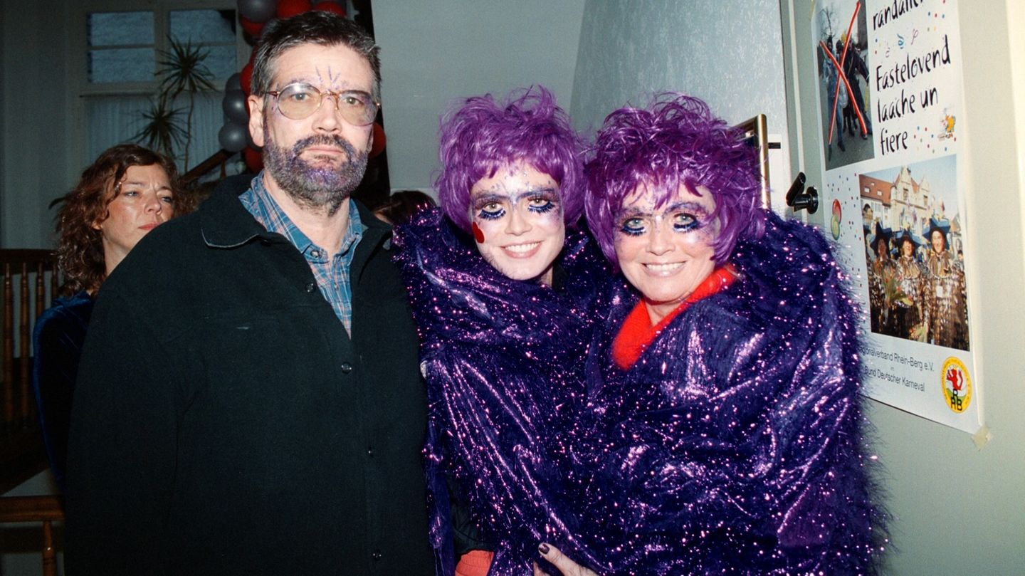 Heidi und Erna Klum, als "lila Alien" mit Vater Günther 2000 in Köln