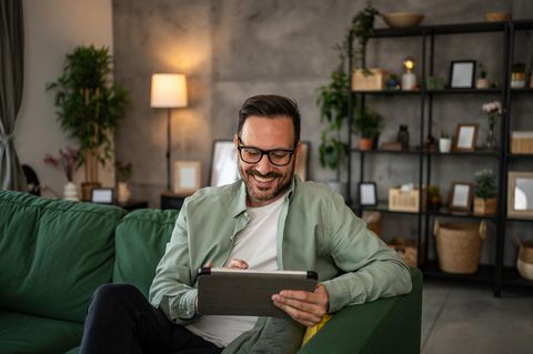 Telekom-Flat mit iPad: Mann tippt auf dem iPad.