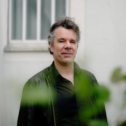 Der Jurist Thomas Galli steht vor einer Wand der JVA Tegel in Berlin