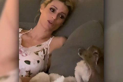 Moderatorin Michelle Hunziker gibt im Video ihre Gesangsstimme zum Besten – und ihr Windhund stimmt prompt mit ein. Gemeinsam geben die beiden ein Duett auf der Couch.