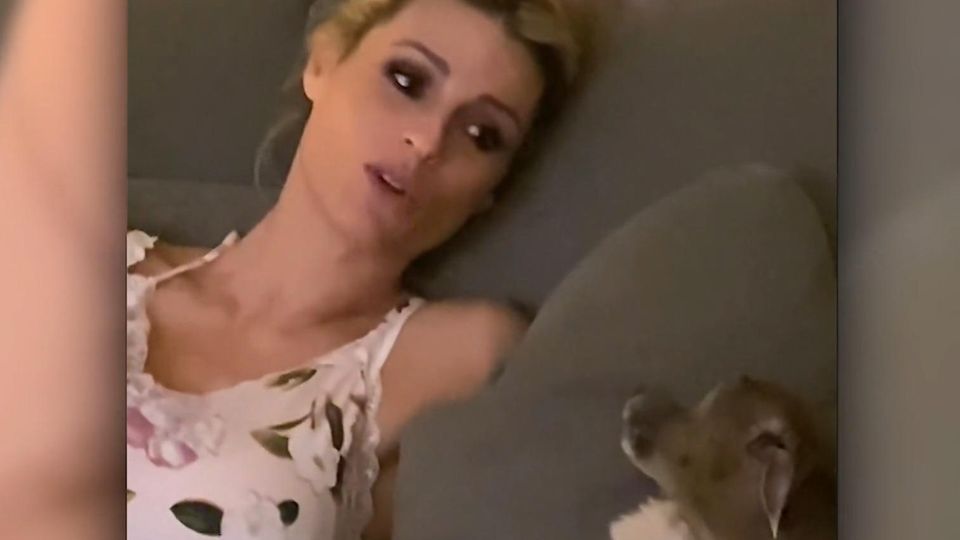 Moderatorin Michelle Hunziker gibt im Video ihre Gesangsstimme zum Besten – und ihr Windhund stimmt prompt mit ein. Gemeinsam geben die beiden ein Duett auf der Couch.