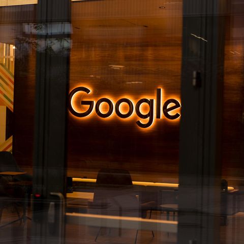 Das Google Logo leuchtet im dunklen