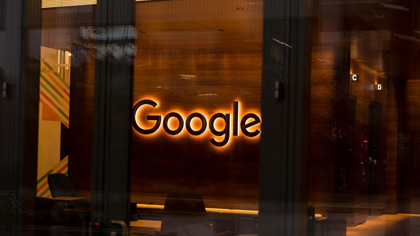 Das Google Logo leuchtet im dunklen