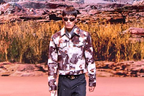 Model bei Louis Vuitton-Show mit gepixeltem Kuhfell-Muster