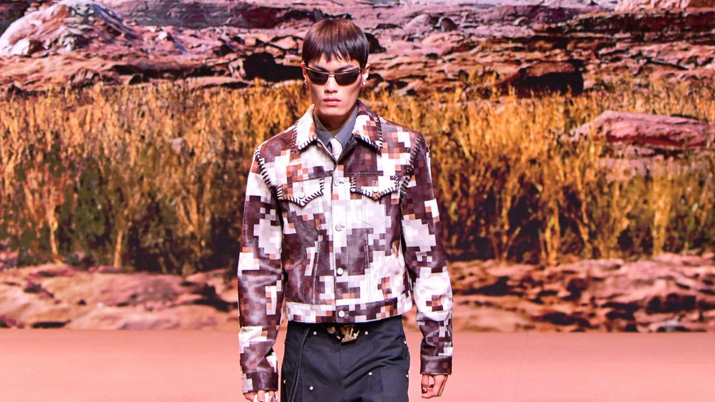 Model bei Louis Vuitton-Show mit gepixeltem Kuhfell-Muster