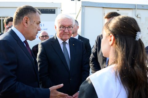 Bundespräsident Frank-Walter Steinmeier (m.) in der die Aufnahmeeinrichtung für Geflüchtete in Malakasa nördlich von Athen