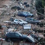 In Valencia stehen Autos, die durch das heftige Unwetter weggeschwemmt wurden, auf den Gleisen.