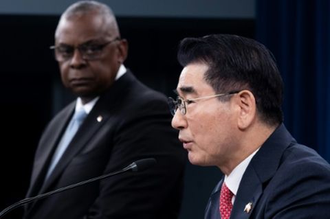 Lloyd Austin (links) und Kim Yong Hyun