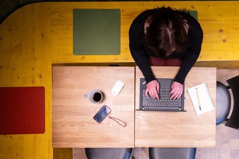 Konzept "Teilzeit krank": Sollte man dosiert von zu Hause arbeiten, wenn man nicht gesund ist ist