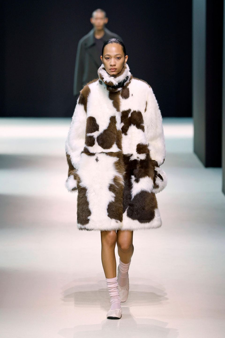 Model mit Kuhfell-Mantel bei Cos-Show