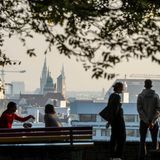 Münchner blicken auf ein Panorama ihrer Stadt