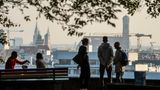 Münchner blicken auf ein Panorama ihrer Stadt