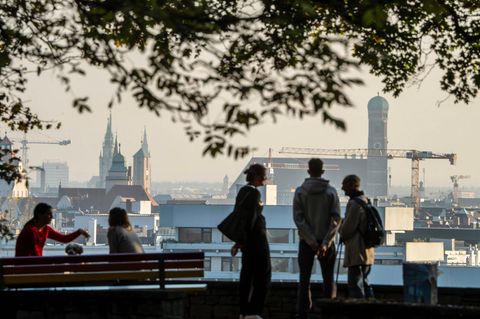 Münchner blicken auf ein Panorama ihrer Stadt