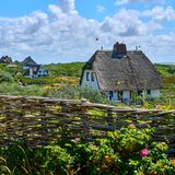 In den ländlichen Gegenden Norddeutschlands, wie in Dörfern auf Sylt, liegt der Anteil der "sehr zufriedenen Menschen" bei 17,3 Prozent. Natur und sozialer Zusammenhalt fördern hier die Lebenszufriedenheit. Auch ältere Menschen sind in den nördlichen Bundesländern am glücklichsten