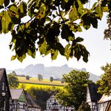 Und auch in Kleinstädten und Dörfern auf dem Land in Westdeutschland lebt es sich offenbar nicht immer gut: Auch hier sind nur 7,7 Prozent der Befragten "sehr", mehr als ein Viertel sogar nur "wenig zufrieden" mit ihrem Leben. Vor allem für Erwachsene mittleren Alters seien ländliche Regionen aber trotzdem attraktiv, schreiben die Forschenden