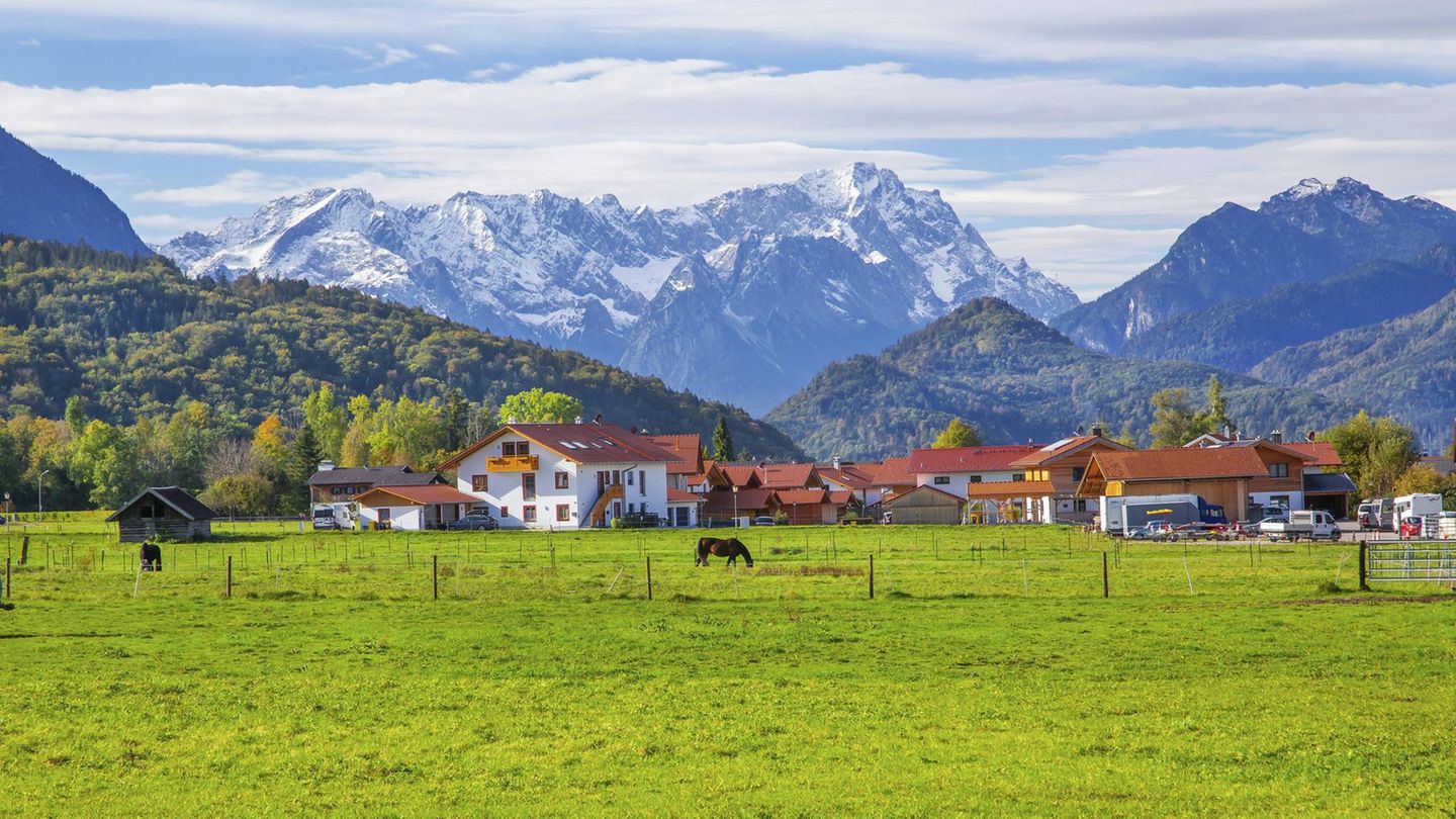 Ein Dorf in Bayern liegt im Sonnenlicht, Zufriedenheit ist hier hoch