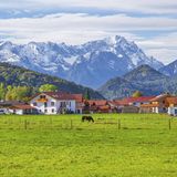 Ein Dorf in Bayern liegt im Sonnenlicht, Zufriedenheit ist hier hoch