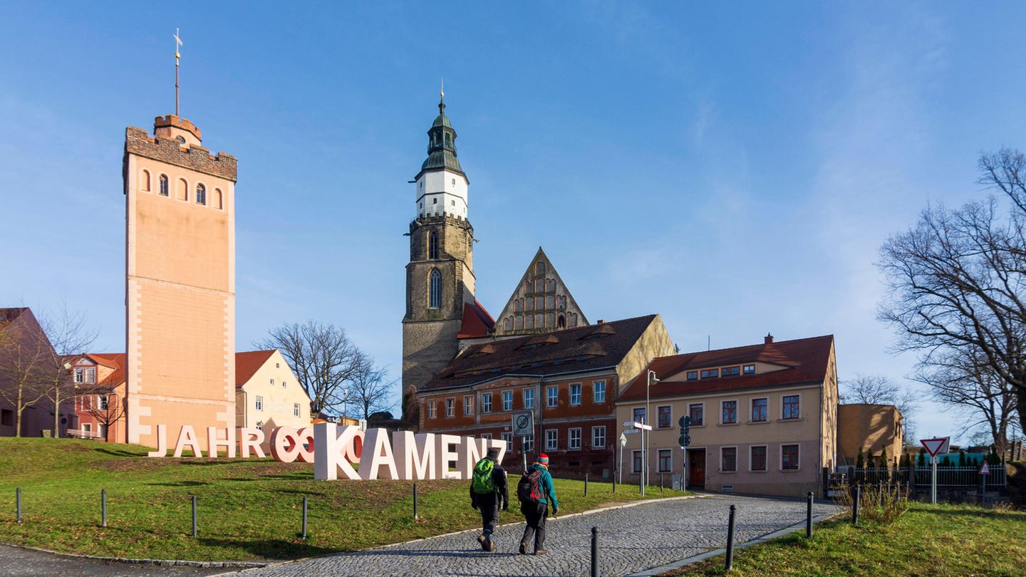 In Kamenz steht ein Kirchturm und der Name der Stadt als Skulptur. Die Zufriedenheit ist niedrig in Städten wie Kamenz.