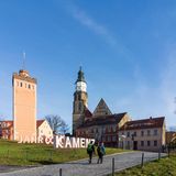 In Kamenz steht ein Kirchturm und der Name der Stadt als Skulptur. Die Zufriedenheit ist niedrig in Städten wie Kamenz.