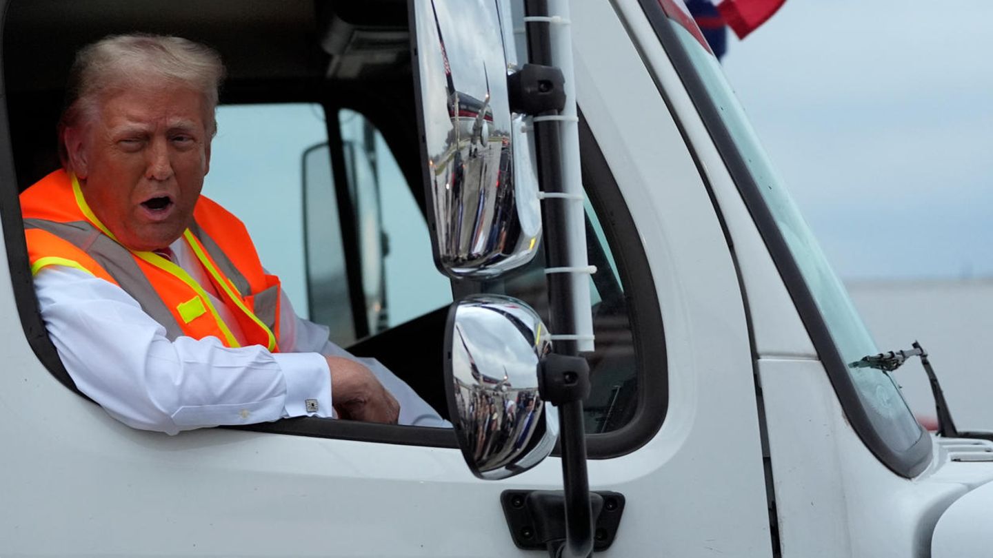 Donald Trump is portraying himself as a garbage man in the US election campaign