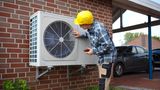 Wärmepumpe - Förderung mit Bonussystem  Wer die eine alte Gas- oder Ölheizung durch eine Wärmepumpe ersetzt, hat Anspruch auf Förderungen und Bonus-Förderungen.  30 Prozent gibt es Grundsätzlich für förderfähige Wärmepumpe im Rahmen der BEG-Förderrichtlinie. Das BAFA pflegt eine Liste mit geförderten Wärmepumpen.   20 Prozent gibt es obendrauf, wenn die Wärmepumpe eine mindestens 20 Jahre alte und funktionsfähige Öl- oder Gas-Heizung ersetzt. Ist die alte Heizung kaputt, entfällt dieser Bonus.  30 Prozent Förderung erhalten Eigentümer deren zu versteuernde Jahreseinkommen aller Haushaltsmitglieder nicht mehr als 40.000 Euro beträgt. BEG-ZB  5 Prozent zusätzliche Förderung werden bei Geothermie-Wärmepumpen und Geräten mit klimafreundlichem Kältemittel gewährt    Zuschüsse gibt es nicht nur für die Heizung selbst, sondern auch für die dazugehörigen Arbeiten von Erdflächenkollektoren, Erdbohrungen bis hin zum Ausbau und der Entsorgung der alten Öl- oder Gasheizung sowie der Umgestaltung des alten Heizungskellers zum Heiz- und Technikraums für die neue Anlage. 