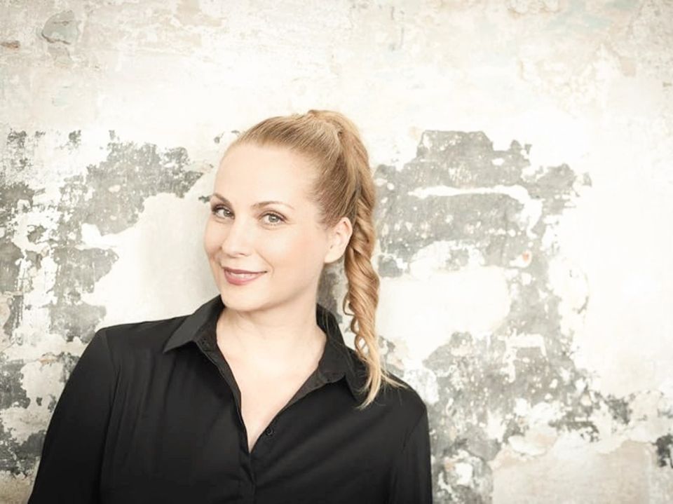 eine Frau steht vor einer Wand