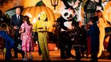 Washington, DC, USA. Auf dem Südrasen des Weißen Hauses begrüßten der US-Präsident Joe Biden und First Lady Jill Biden bereits am Vorabend zu Halloween Kinder mit Süßigkeiten und Büchern. Die geladenen Gäste waren örtliche Schüler und Kinder von Militärangehörigen des Weißen Hauses. Bei der diesjährigen Feier ging es um das Thema Lesen – inklusive einer vorgetragenen Schauergeschichte für das verkleidete Publikum.
