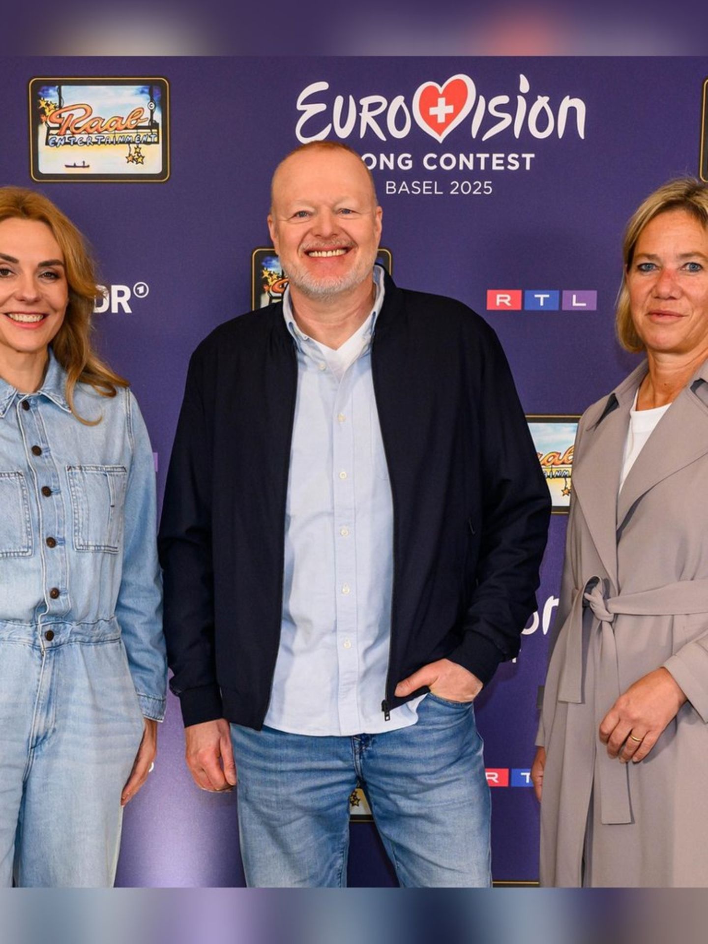 Inga Leschek von RTL, Stefan Raab sowie ARD-Programmdirektorin Christine Strobl (v.l.n.r.) auf der ESC-Pressekonferenz am Donn