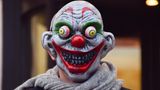 Ein Horrorclown steht von dem Shell-Hauptquartier
