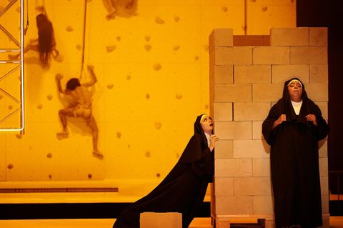 "Sancta" bietet den Zuschauenden Nonnen und Nackte auf der Bühne (und mehr)
