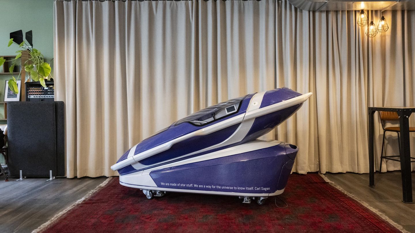 Die Suizid-Kapsel in einem Ausstellungsraum in Zürich