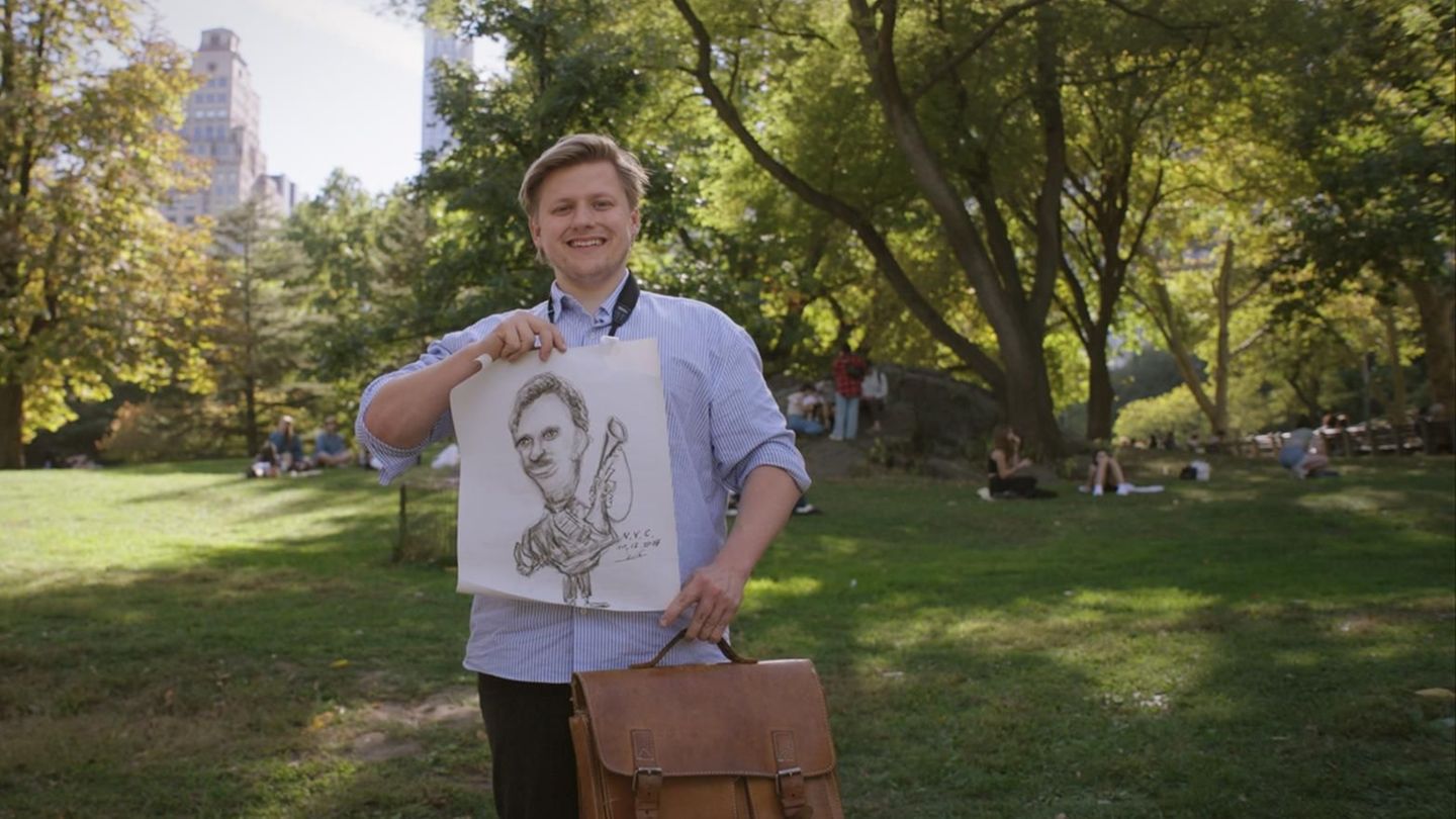 Sebastian Hotz mit einer Karikatur