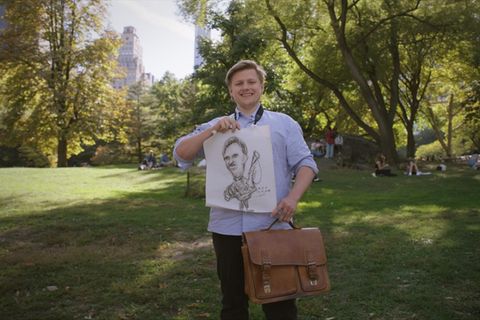 Sebastian Hotz mit einer Karikatur