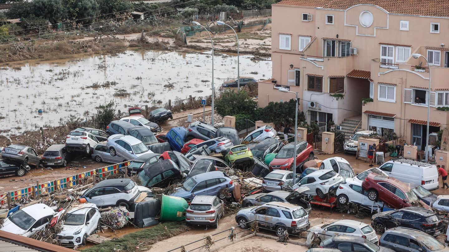 Autos stapeln sich nach einem Hochwasser in Valencia, Spanien Autos stapeln sich nach einem Hochwasser in Valencia, Spanien
