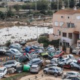 Autos stapeln sich nach einem Hochwasser in Valencia, Spanien