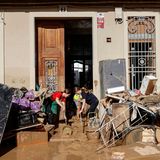 Eine Familie in Valencia befreit ihr Haus von den Überresten des Wassers und Schlamms