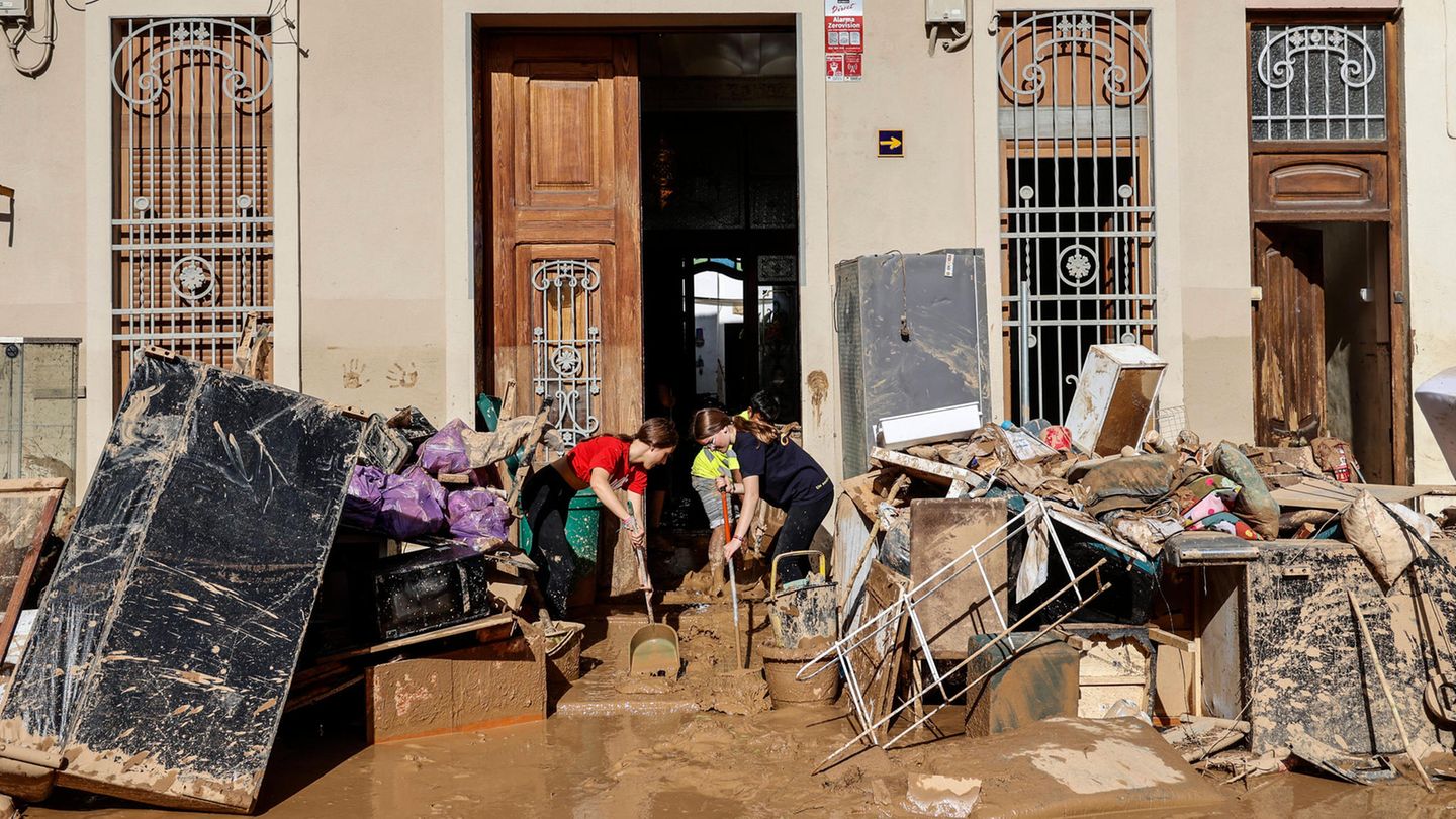 Eine Familie in Valencia befreit ihr Haus von den Überresten des Wassers und Schlamms