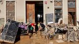 Eine Familie in Valencia befreit ihr Haus von den Überresten des Wassers und Schlamms
