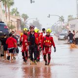 Einsatzkräfte bei der Arbeit