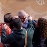 Viele Anwohner warten auf Nachrichten von ihren Angehörigen, die bei den Überschwemmungen eingeschlossen wurden