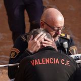 Auch für die Rettungskräfte ist es ein schwerer Einsatz. Mindestens ein Polizist kam im Kampf gegen die Fluten ums Leben