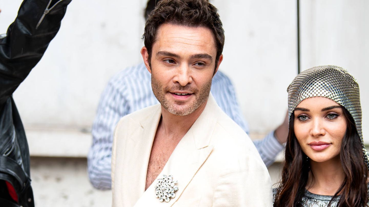 Ed Westwick und Amy Jackson Arm in Arm auf dem roten Teppich