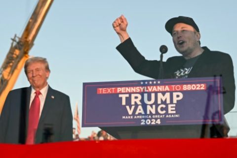 Elon Musk bei einer Wahlkampfveranstaltung vor Trump-Anhängern